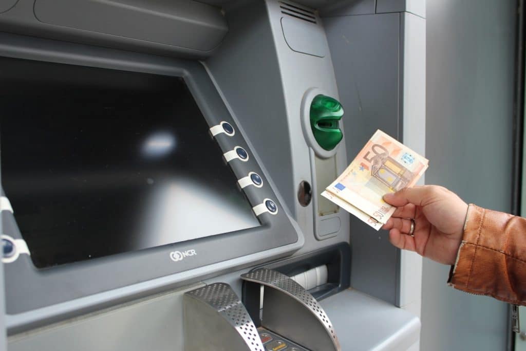 Depositare contanti in un bancomat Unicredit