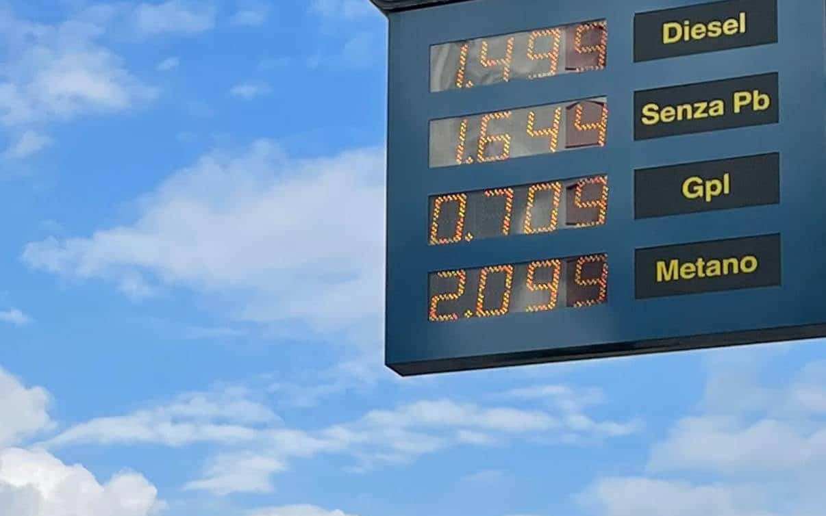 Il cartello conferma impietoso l'aumento del metano auto