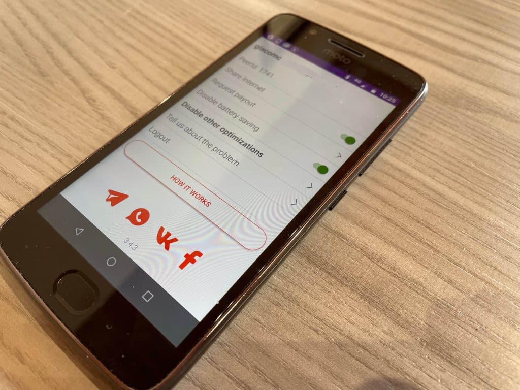 Il Motorola usato per testare Peer2Profit con la app aperta